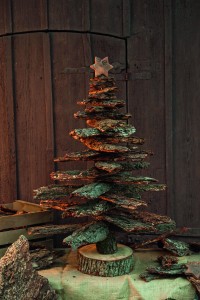 Weihnachtsbaum aus Baumrinde